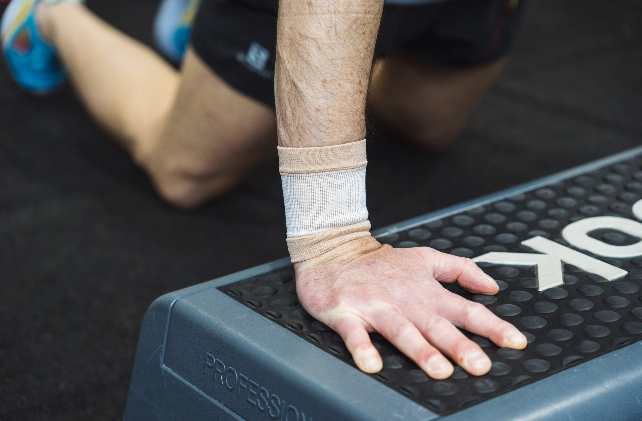 Uso de soporte de muñeca durante ejercicio físico, imagen utilizada por Farmavari en contenidos de bienestar y cuidado articular